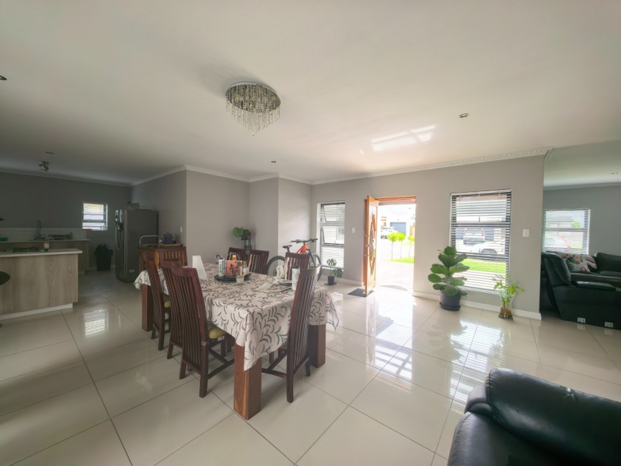 To Let 4 Bedroom Property for Rent in Blue Mountain Village Western Cape
